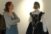 Historiska dräkter i fokus på Arboga Bibliotek