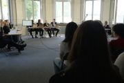 Gymnasieelever höll rättegång